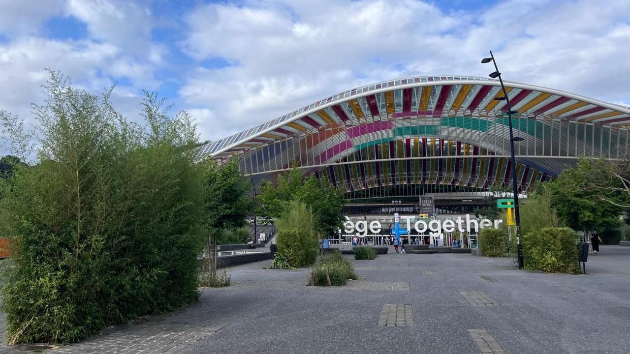 Paradis Express Neuf Face Aux Guillemins Liège Exteriör bild